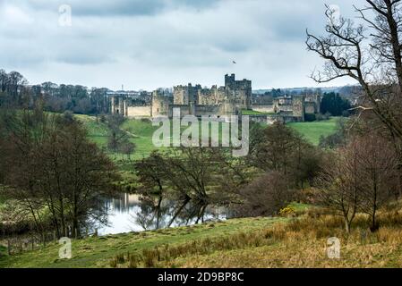 Alnwick Castle ist ein Schloss und Landhaus in Alnwick in der englischen Grafschaft Northumberland. Es ist der Sitz des 12. Duke of Northumberland, BU Stockfoto