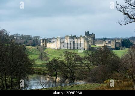 Alnwick Castle ist ein Schloss und Landhaus in Alnwick in der englischen Grafschaft Northumberland. Es ist der Sitz des 12. Duke of Northumberland, BU Stockfoto