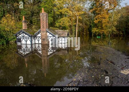 Ackhurst Lodge in Astley Park, Chorley, Lancashire zeigt Überschwemmungen rund um das denkmalgeschützte Gebäude. Die Lodge, die zu Astley Hall, CH gehört Stockfoto