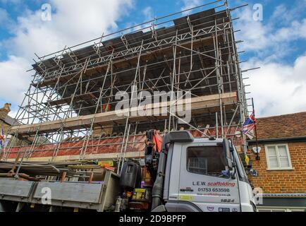 Eton, Windsor, Berkshire, 2. November 2020. Das ehemalige historische Cockpit-Restaurant wurde renoviert, aber die Arbeiten an diesem Gebäude wurden eingestellt, so dass die Deckenbalken an diesem denkmalgeschützten Gebäude den Elementen ausgesetzt sind. Der Royal Borough of Windsor und Maidenhead Unternehmen Schritte, um es jetzt zu erhalten. Die Bauarbeiten werden während der zweiten Covid-19-Sperre, die ab Donnerstag, dem 5. November 2020 beginnt, fortgesetzt. Quelle: Maureen McLean/Alamy Stockfoto