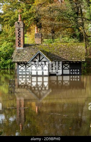 Ackhurst Lodge in Astley Park, Chorley, Lancashire zeigt Überschwemmungen rund um das denkmalgeschützte Gebäude. Die Lodge, die zu Astley Hall, CH gehört Stockfoto