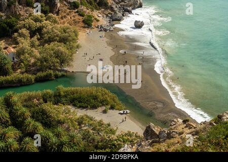 Mündung des Flusses Megalopotamos am Palmenstrand von Preveli, Kreta, Griechenland, Europa Stockfoto