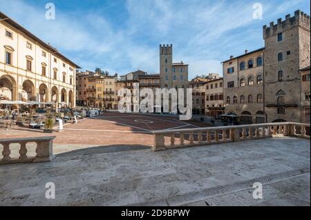 Arezzo, Italien - 2020., 30. Oktober: Piazza Grande ist der wichtigste mittelalterliche Platz der Stadt. Stockfoto