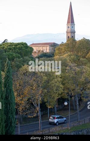 Arezzo, Italien - 2020., 30. Oktober: Von Bäumen gesäumte Straße in der Nähe der Kathedrale von Saint Donatus. Stockfoto