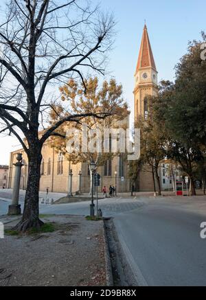 Arezzo, Italien - 2020, 30. Oktober: Die Kathedrale von Saint Donatus, in einem späten Herbstnachmittag. Stockfoto