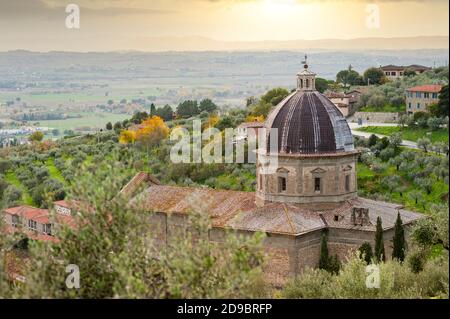 Cortona, Arezzo, Italien - 2020., 29. Oktober: Kirche Santa Maria delle Grazie al Calcinaio. Toskanische Herbstlandschaft. Stockfoto