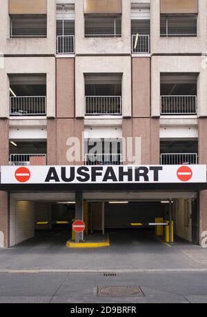 Parkgarage Ausgang in Berlin, Deutschland Stockfoto