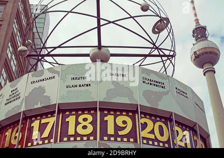 Weltzeituhr, von Eric John und fernsehturm am Alexanderplatz, Berlin, Deutschland Stockfoto