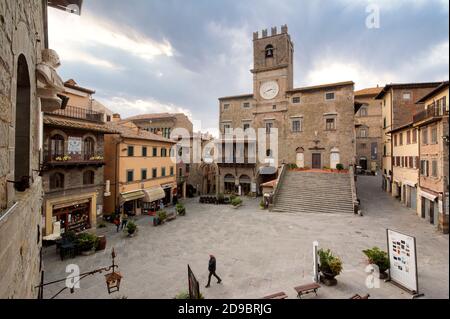 Cortona, Arezzo, Italien - 2020., 29. Oktober: Piazza della Repubblica: Ein schöner Platz im kleinen Dorf Cortona. Stockfoto