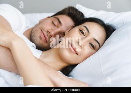Porträt von jungen glücklich liebenden Paar im Bett, Nahaufnahme Stockfoto