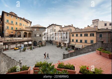 Cortona, Arezzo, Italien - 2020., 29. Oktober: Das Rathaus auf der Piazza della Repubblica: Ein schöner Platz im kleinen Dorf Cortona. Stockfoto
