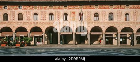 Panoramablick auf die Piazza Ducale Arkaden in Vigevano Lombardei Italien Stockfoto