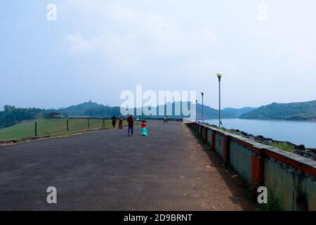 Schöne Landschaft aus dem Banasura sagar Damm in Western Ghats, Kerala, extreme lange Aufnahme Stockfoto