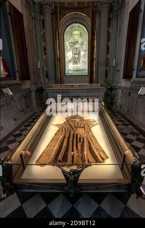 Chiusi della Verna, Arezzo, Italien - 2020. Oktober 30: Die Reliquie der Gewohnheit San Francesco. Es ist in einer Kapelle in der Wallfahrtskirche La Verna erhalten. Stockfoto