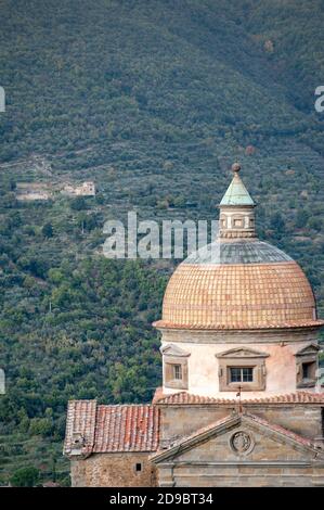 Cortona, Arezzo, Italien - 2020., 29. Oktober: Panoramablick auf die Kirche Santa Maria Nuova. Herbstlandschaft. Stockfoto