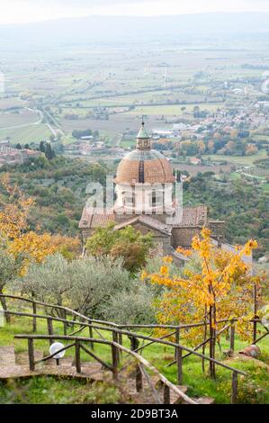 Cortona, Arezzo, Italien - 2020., 29. Oktober: Panoramablick auf die Kirche Santa Maria Nuova. Herbstlandschaft. Stockfoto