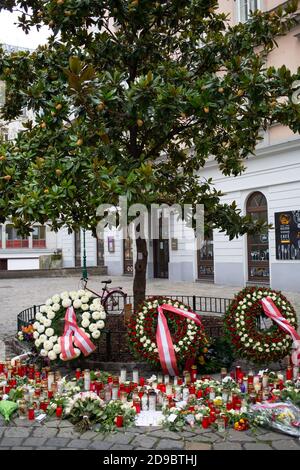 Blumen, Kranze, Kerzen und Botschaften, die Trauernde an der Gedenkstätte für die Toten des Terroranschlags am Montag, 2. November 2020 in Wien, Österreich, an der Kreuzung Judengasse, Friedmannplatz und Seitenstettengasse hinterlassen haben Stockfoto