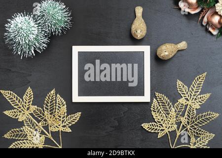 Mockup Kreidetafel mit leeren Bildschirm, Neujahr Geschenk-Box mit Xmas Kiefer Modell, weihnachtsschmuck auf Holzhintergrund, Draufsicht, Kopierraum p Stockfoto