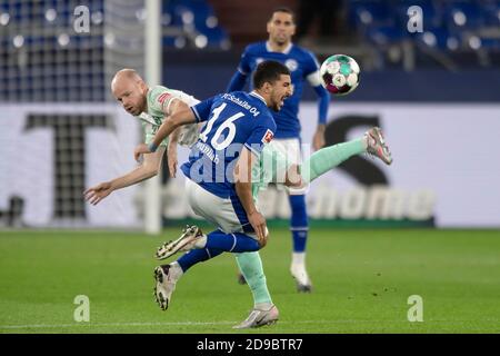 Duelle zwischen Nassim BOUJELLAB (GE) (vorne) und Davy KLAASSEN (HB); Fußball 1. Bundesliga, 2. Spieltag, FC Schalke 04 (GE) - SV Werder Bremen (HB), am 26. September 2020 in Gelsenkirchen/Deutschland. Die DFL-Vorschriften verbieten die Verwendung von Fotos als Bildsequenzen und/oder quasi-Video weltweit Stockfoto