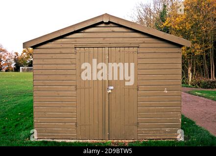 Schuppen in einem Fußballplatz für Lagerung oder als Umkleidekabinen verwendet. Stockfoto