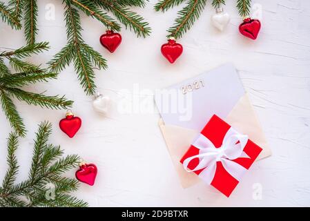 Rahmen aus Zweigen eines Weihnachtsbaums und Glasdekorationen in Form von Herzen. Stockfoto