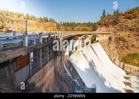 Abfluss am Pit 3 Dam/Bridge im Shasta County California, USA. Der Staudamm ist Teil des Projekts Pit River von Pacific Gas and Electric Company. Stockfoto