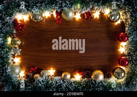 Weihnachten flach lag auf dem hölzernen Hintergrund. Das Foto zeigt Weihnachtsdekorationen, Kegel und Lichter. Weihnachten rustikalen Hintergrund - altes Holz mit Lichtern und freien Text Stockfoto