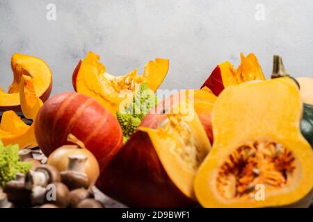 Gehackter Kürbis. Zutaten für das Kochen herbstlicher Gerichte. Stockfoto