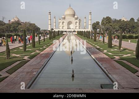 Agra, Indien, Januar 2009. Gesamtansicht des Taj Mahal vom Eingang. Stockfoto