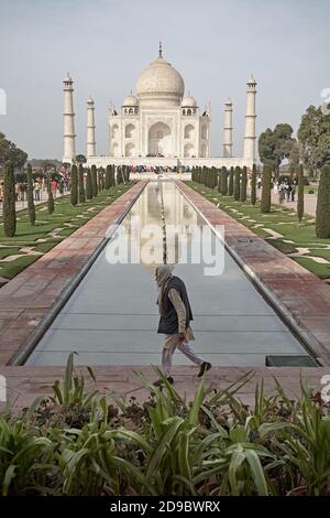 Agra, Indien, Januar 2009. Gesamtansicht des Taj Mahal vom Eingang. Stockfoto