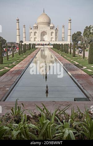 Agra, Indien, Januar 2009. Gesamtansicht des Taj Mahal vom Eingang. Stockfoto