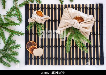 Weihnachten furoshiki Verpackung, ethische weihnachtsgeschenk, Null Abfall Konzept Stockfoto