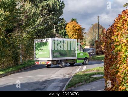 Pocklington, East Yorkshire, England, 03/11/2020 - EIN grüner Asda Supermatket Lieferwagen, der eine Ecke in der Straße dreht Stockfoto