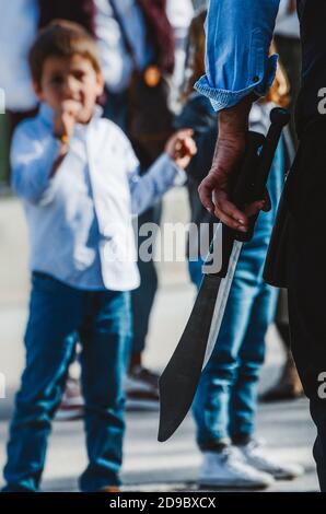 Im Retiro Park in Madrid, Spanien, führt man einem Publikum einen gefährlichen Schwert-Jongliertrick vor Stockfoto