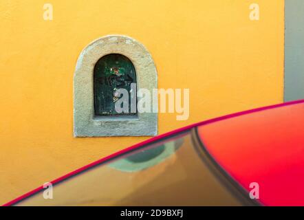 Ein Weinfenster (Buchetta del vino) befindet sich in der Via delle Casine im Santa Croce Viertel von Florenz, Italien Stockfoto