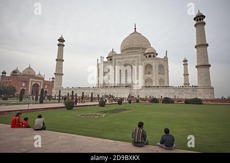 Agra, Indien, Januar 2009. Die Leute sitzen und schauen sich einen allgemeinen Blick auf das Taj Mahal von den Gärten an der Vorderseite an. Stockfoto
