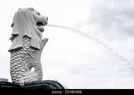 Singapur, 22/01/19. Die Merlion-Skulptur, nationales Wahrzeichen von Singapur, im Merlion Park mit einfachem Hintergrund. Stockfoto