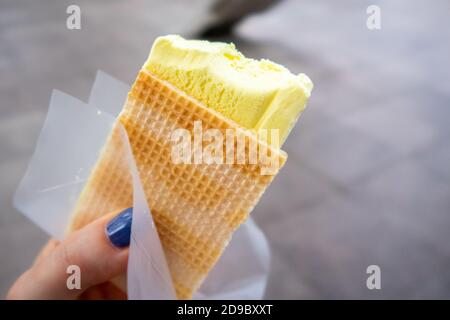 Durian Eis in einer Waffel in der Hand einer Frau, aus Durian (Durio), asiatische Frucht mit starken, riechenden Geruch in Singapur Rapid Mass Transit verboten Stockfoto