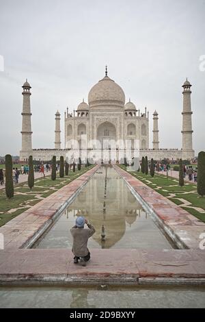 Agra, Indien, Januar 2009 ein indischer Tourist nimmt ein allgemeines Bild des Taj Mahal von seiner Vorderseite. Stockfoto