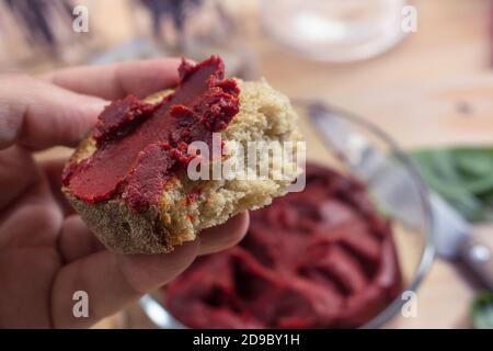 Sizilianische Produkte: Eine Schüssel mit konzentrierter Tomatensauce namens 'Astratto' Stockfoto