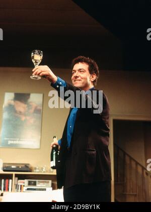 John Sessions (Daniel) in MY NIGHT WITH REG von Kevin Elyot im Criterion Theatre, London SW1 21/11/1994 Design: William Dudley Beleuchtung: Jon Linstrum Regie: Roger Michell Stockfoto