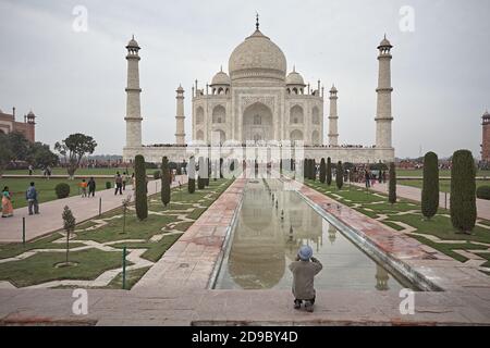 Agra, Indien, Januar 2009 ein indischer Tourist nimmt ein allgemeines Bild des Taj Mahal von seiner Vorderseite. Stockfoto