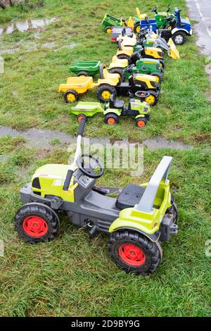 Eine Ausstellung von Spielzeugpedaltraktoren auf der Northumberland Vintage Tractor Rallye in der Nähe von Alnwick, Northumberland, Großbritannien Stockfoto