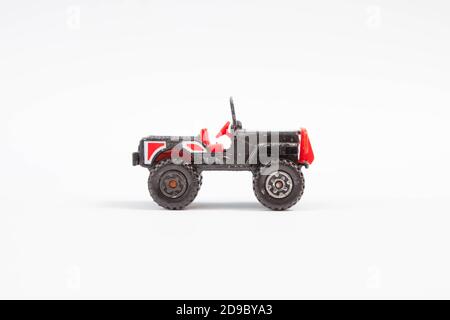 Seitenansicht eines alten Spielzeugjeeps mit Große Räder mit Übergröße Stockfoto