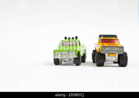 Grün und Gelb Spielzeug 4-Rad-Antrieb Pickup-LKW auf Ein weißer Hintergrund Stockfoto