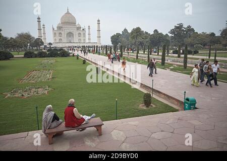 Agra, Indien, Januar 2009. Die Leute sitzen und schauen sich einen allgemeinen Blick auf das Taj Mahal von den Gärten an der Vorderseite an. Stockfoto