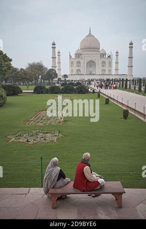 Agra, Indien, Januar 2009. Die Leute sitzen und schauen sich einen allgemeinen Blick auf das Taj Mahal von den Gärten an der Vorderseite an. Stockfoto