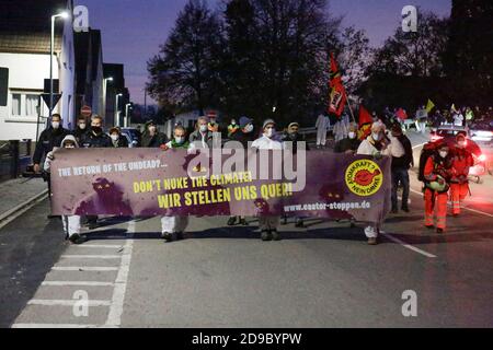 Biblis, Deutschland. November 2020. Die Demonstranten tragen ein Banner mit der Aufschrift: „die Rückkehr der Untoten – das Klima nicht abschrecken – Wir behindern“. Anti-Atomaktivisten protestierten am 3. November 2020 in Biblis gegen den Transport von Kernabfällen aus der Wiederaufbereitungsanlage für Kernbrennstoffe in Sellafield, Großbritannien, in das ehemalige Kernkraftwerk Biblis. Der Protest ereignete sich am Vorabend des Tages, als der Transport in Biblis erwartet wird. (Foto: Michael Debets/Pacific Press/Sipa USA) Quelle: SIPA USA/Alamy Live News Stockfoto