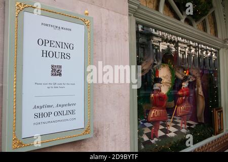 London, Großbritannien, 4. November 2020: Die Londoner nutzen das sonnige Wetter und die Freiheiten, die sie heute haben, um einkaufen zu gehen, bevor ab dem 5. November vier Wochen lang eine vollere Sperre beginnt. Fortnum & Mason leitet Kunden auch direkt zum Online-Shop. Anna Watson/Alamy Live News Stockfoto