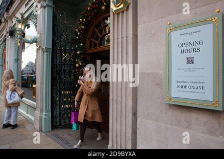 London, Großbritannien, 4. November 2020: Die Londoner nutzen das sonnige Wetter und die Freiheiten, die sie heute haben, um einkaufen zu gehen, bevor ab dem 5. November vier Wochen lang eine vollere Sperre beginnt. Fortnum & Mason leitet Kunden auch direkt zum Online-Shop. Anna Watson/Alamy Live News Stockfoto